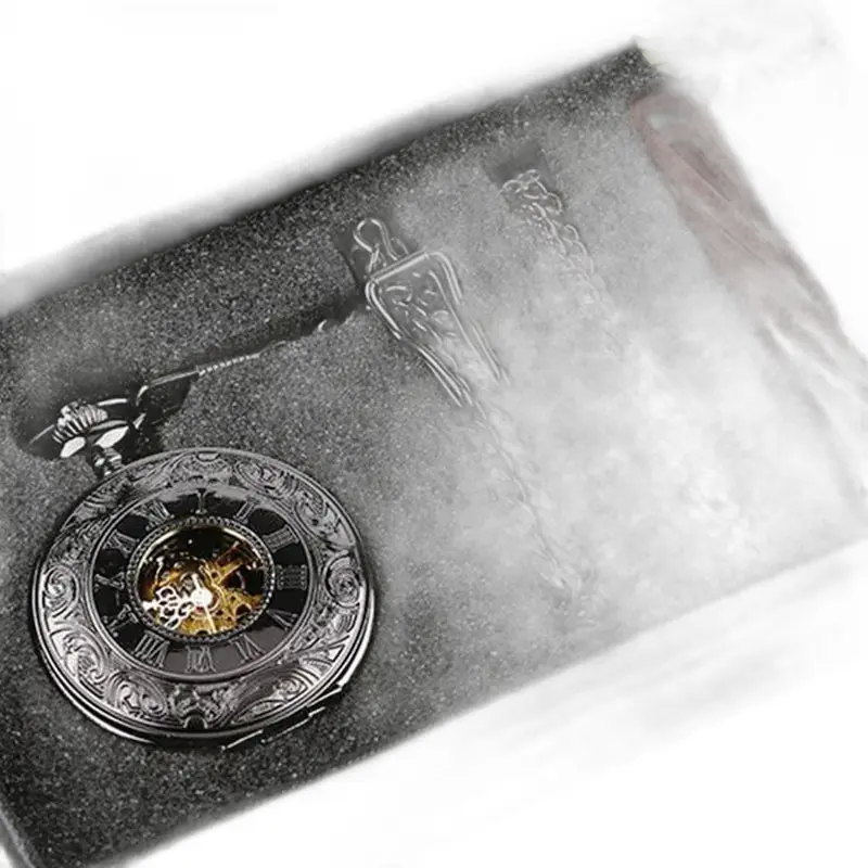 Reloj de bolsillo plateado steampunk de lujo con cadena en una elegante caja de reloj