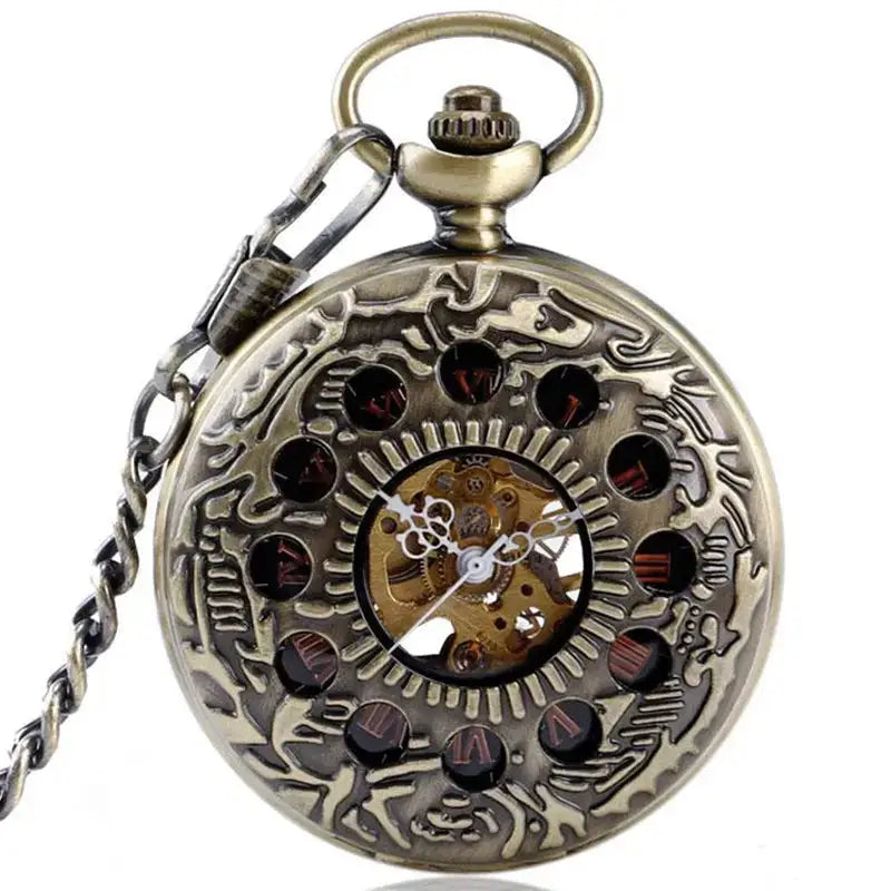 Reloj de bolsillo de bronce adornado de estilo vintage que muestra los mecanismos internos