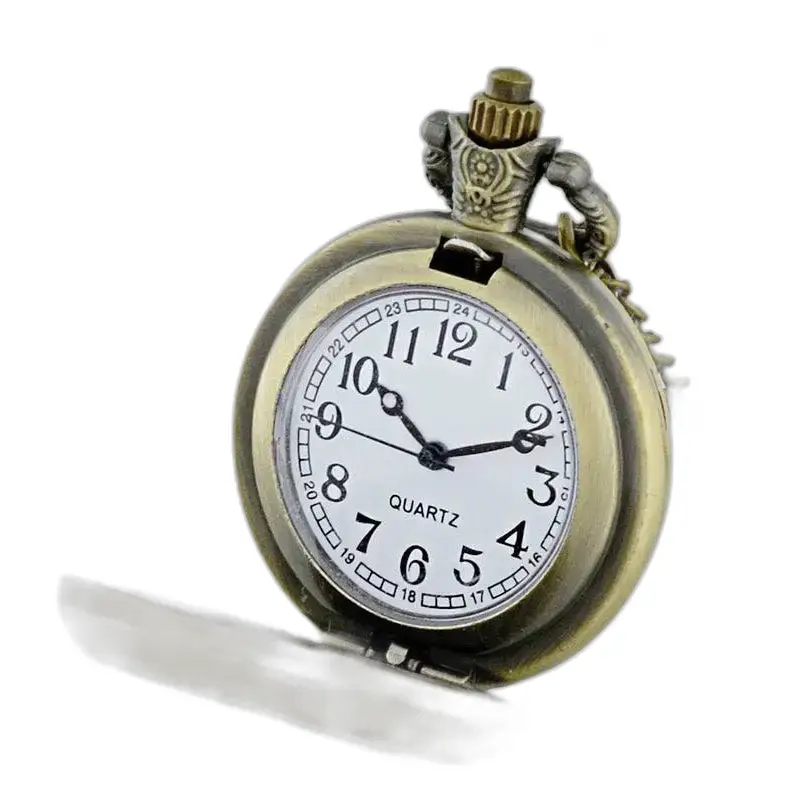 Elegante reloj de collar bohemio con un elegante reloj de bolsillo de estilo antiguo.