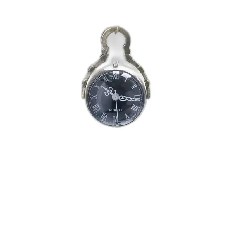 Reloj retro con collar plateado y elegante esfera negra para mujer.