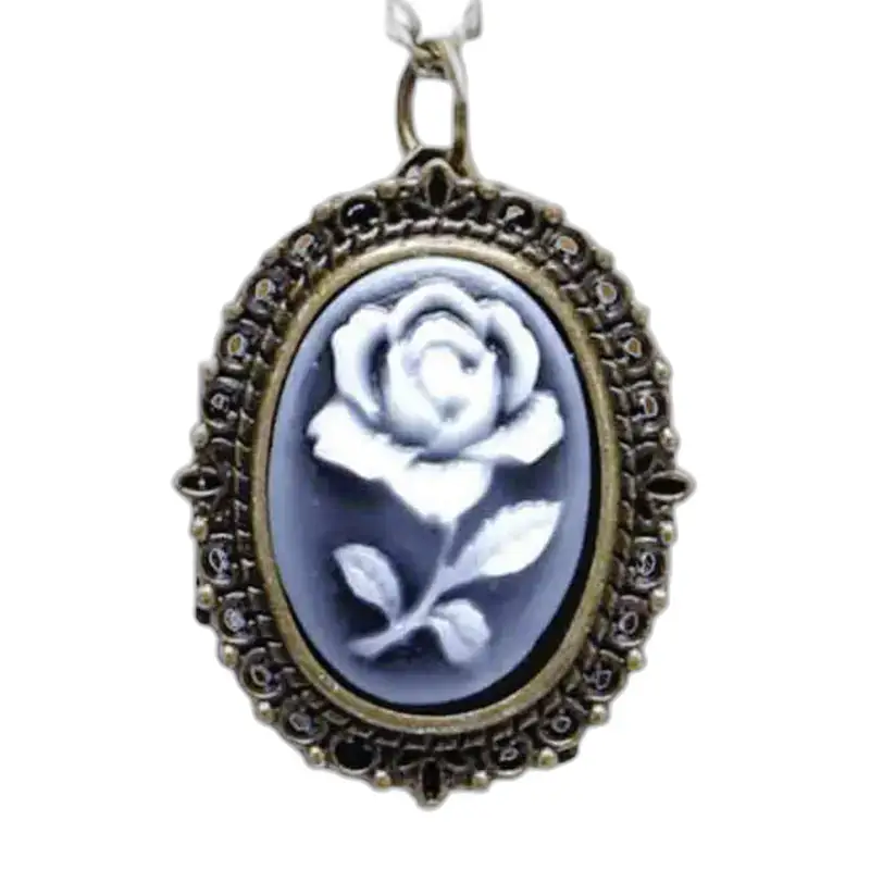 Elegante reloj con collar de rosa blanca y colgante ovalado de camafeo rosa