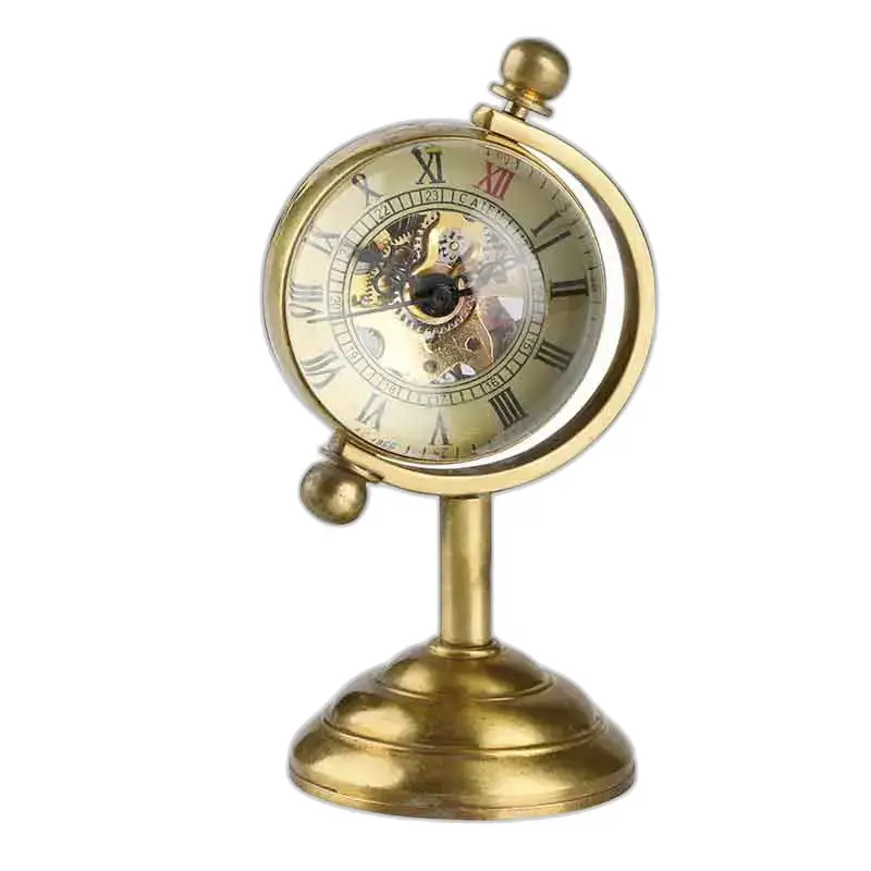 Reloj globo dorado con engranajes, ideal para un elegante escritorio globo de lujo
