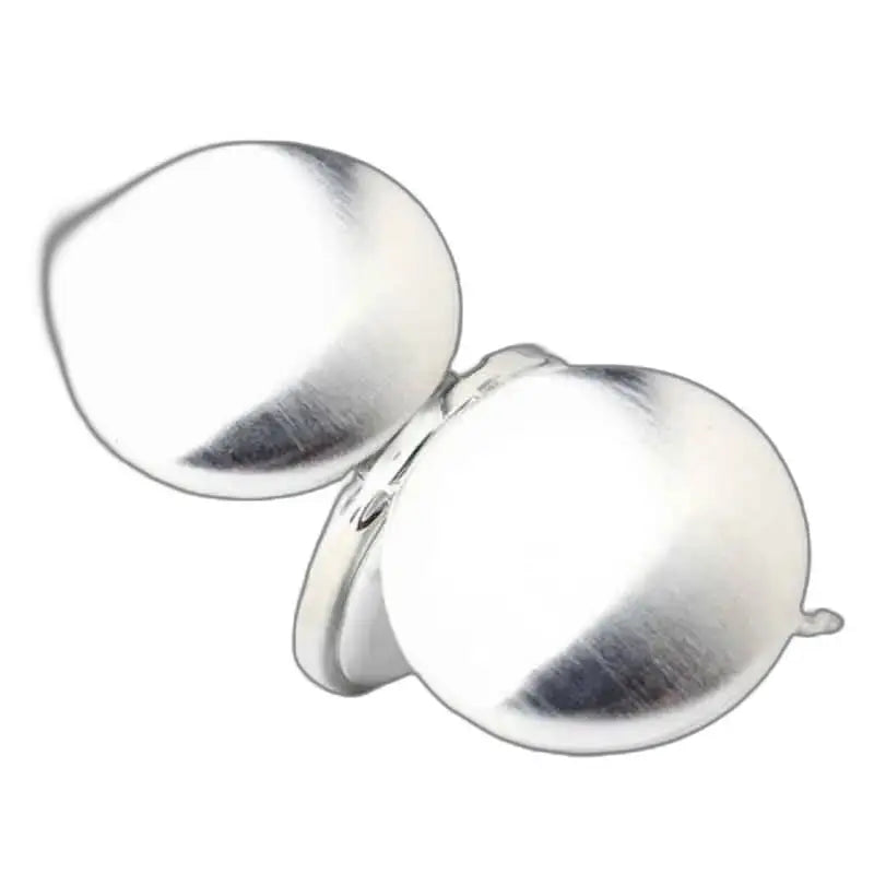 Pendientes de plata con elegante reloj de bolsillo de hombre blanco.