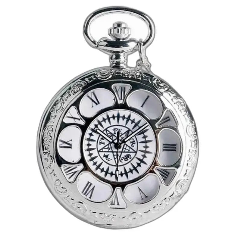 Elegante reloj colgante de plata con cadena y números romanos.