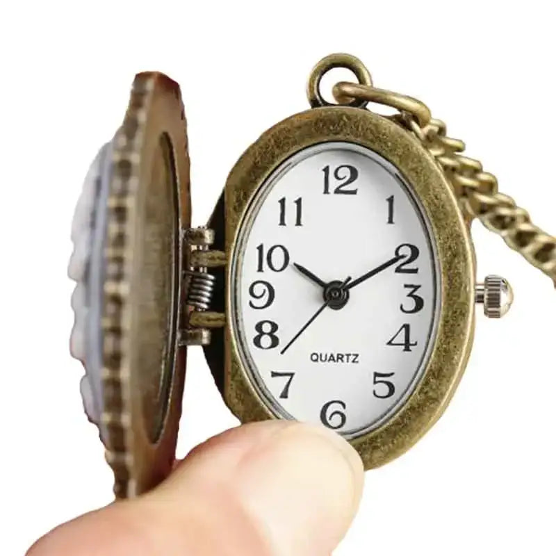 Elegante reloj colgante rojo para mujer con reloj antiguo para un estilo atemporal